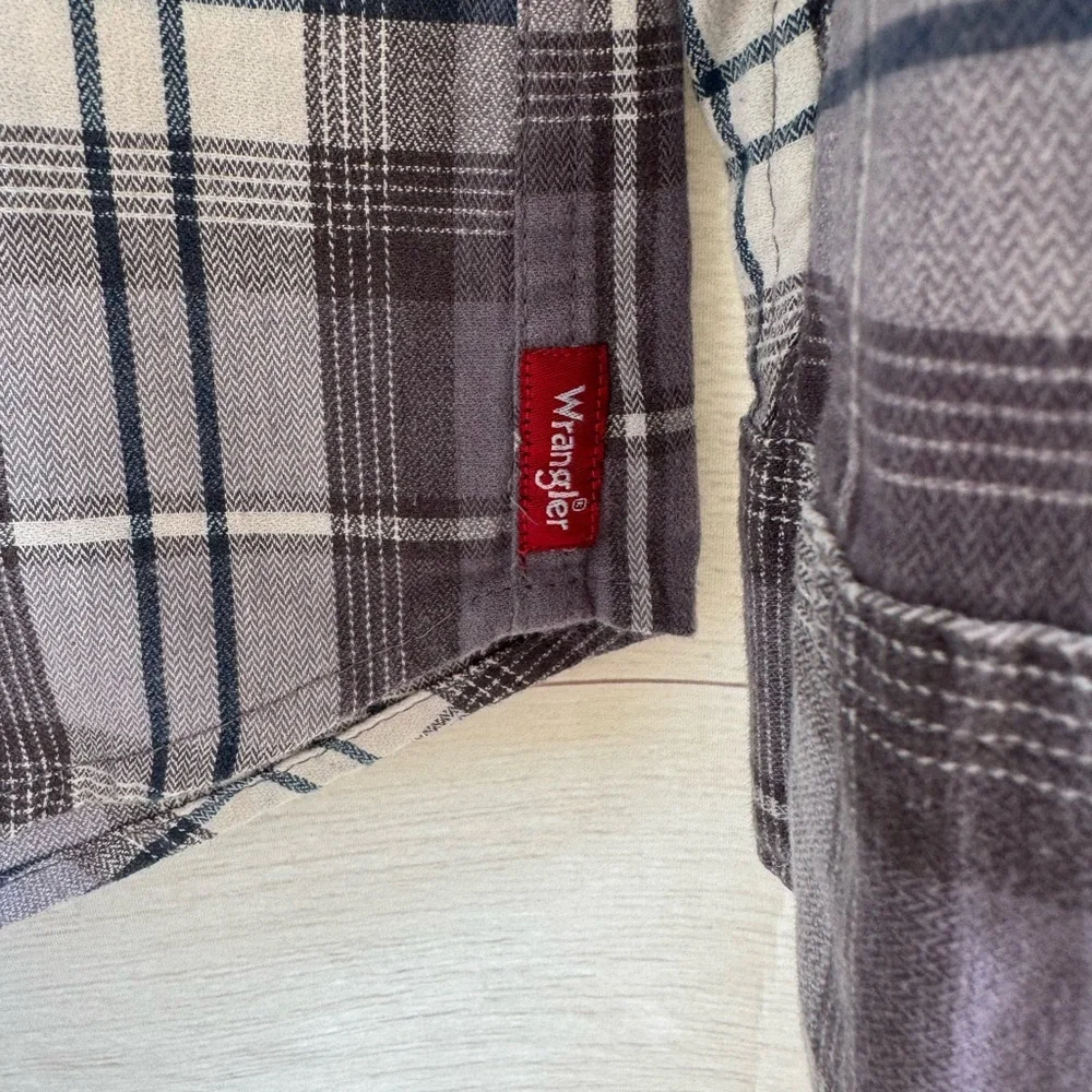 Wrangler grey, blue and beige and Plaid Men's Shirt size large